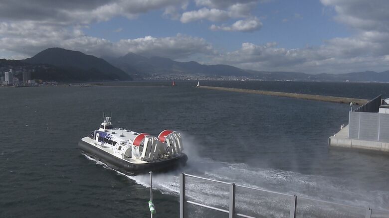 周遊を開始したホーバークラフト