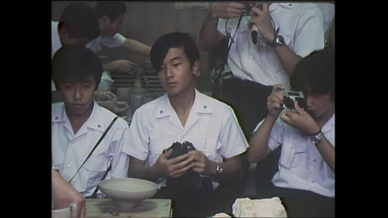 九谷焼の窯元を見学された当時15歳の陛下　1975年