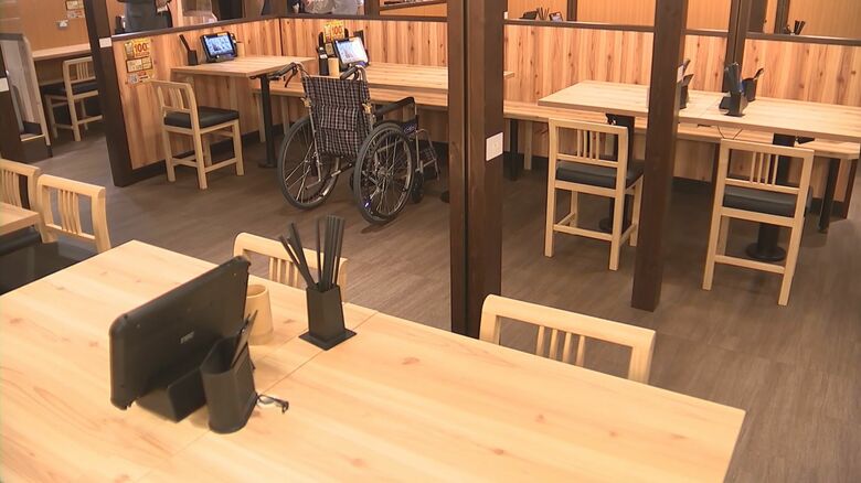 車いすの利用者なども利用しやすい広い店内