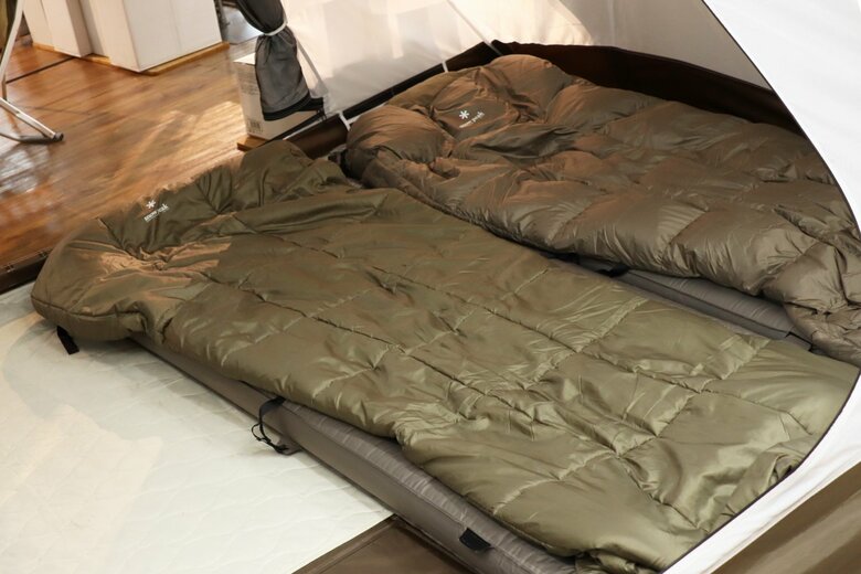 暖かい寝袋とマットはキャンプの必需品（撮影：風来堂）