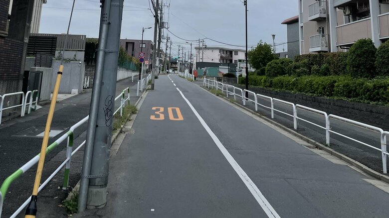 電柱があると、対向車がくるたびにブレーキを踏まなければならない　