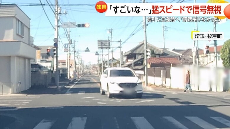 猛スピードで駆け抜ける危険な信号無視の瞬間（23日、埼玉・杉戸町）⑤
