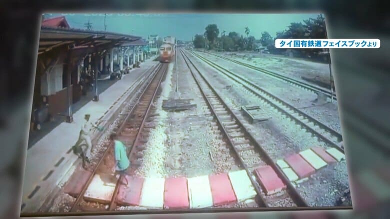 ホームから飛び降り女性の救助に走る男性