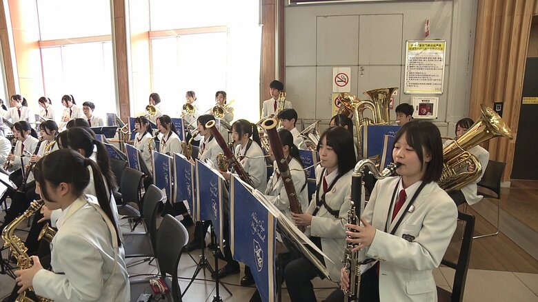 あきた総文2026の100日前イベントで演奏した秋田中央高校吹奏楽部（4月・JR秋田駅）