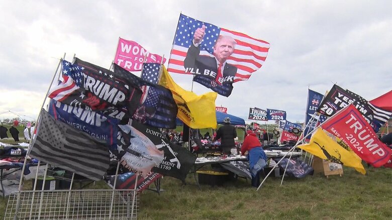 トランプ氏の演説会場には次の大統領選挙の年「2024」と書かれた旗も掲げられている