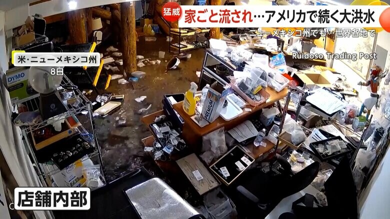 濁流が浸水し、水位が天井近くまで上昇した店舗