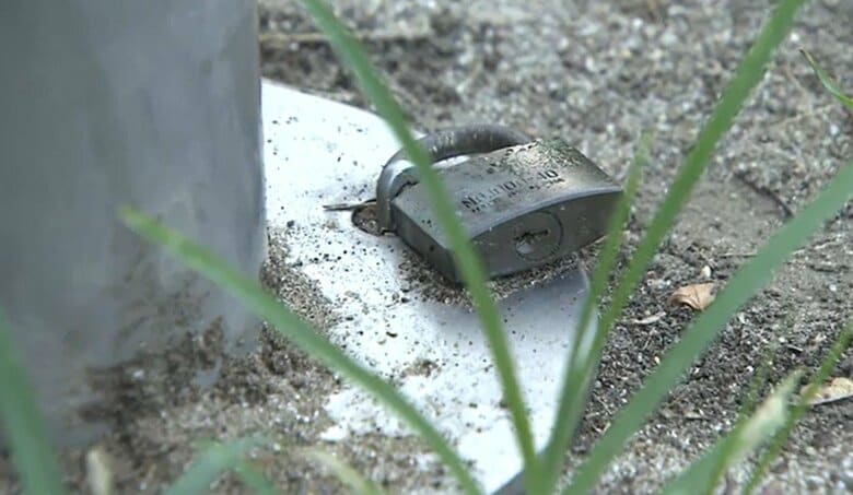 ポールには南京錠がついているが…