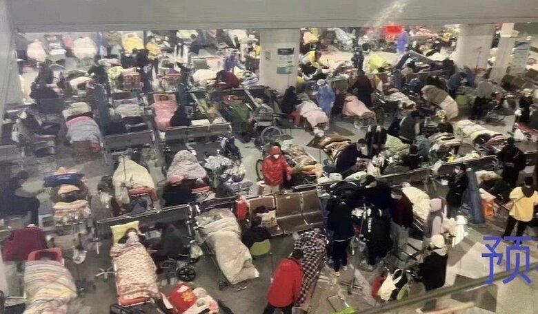 ベッド満床のためロビーに収容される患者ら（※上海市の別の病院）
