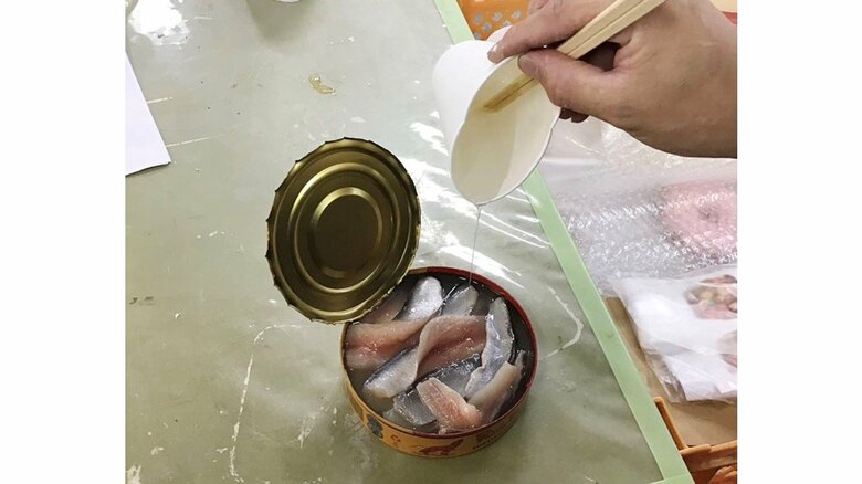 缶詰の汁に見立てた液体を注ぎ固める