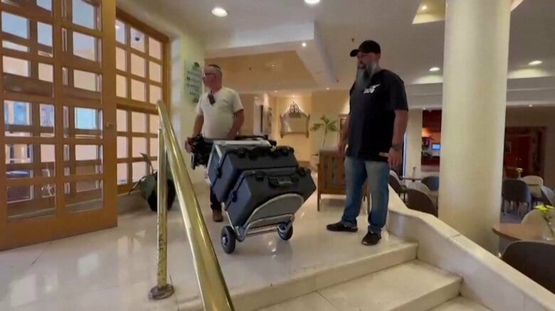 5月5日、エルサレムのアルジャジーラの事務所から報道用機材が運び出された