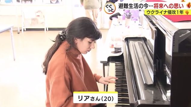食堂のピアノを弾くリアさん
