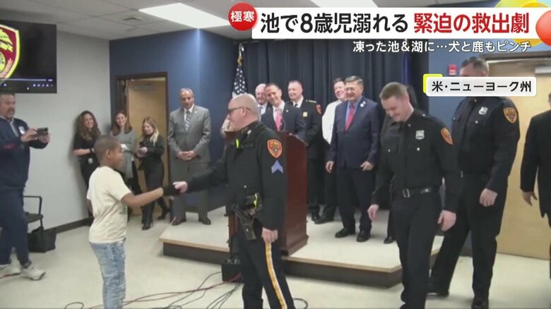 救助された男の子と再会した警察官（Suffolk County Police Department）