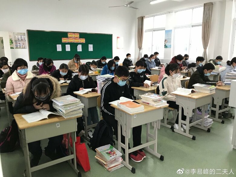 マスク姿で学校再開（ウェイボより）