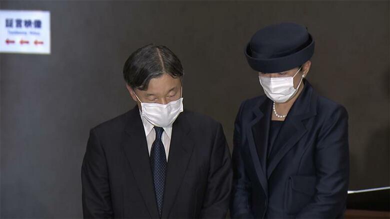 平和祈念資料館を訪れた両陛下（22日午後）