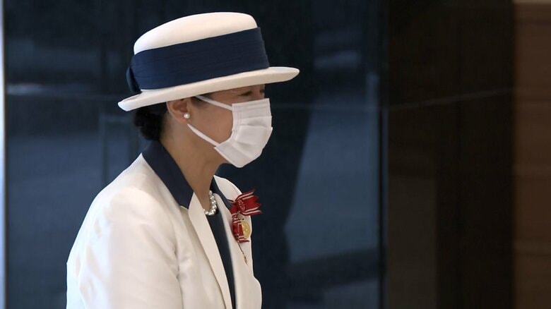 全国赤十字大会の会場に到着された皇后さま　5月15日