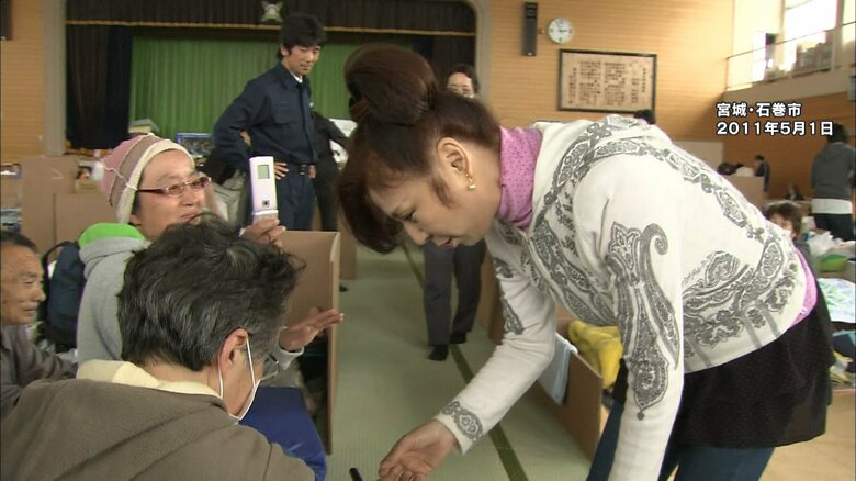 2011年　東日本大震災の被災地を訪問する八代さん