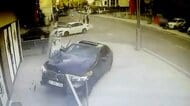 【▶動画はこちら】猛スピードで看板なぎ倒し…クリニックに車が突っ込む瞬間　患者おらずけが人なし　ハンドル操作ミスが原因か　トルコ