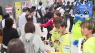 父の日を前にサッカー選手が「オロナミンC」配る