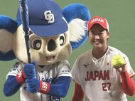 ドアラは腰引け捕手も落球…ソフトで金の後藤希友が中日対阪神の始球式で快投 あまりの速球に一同たじろぐ