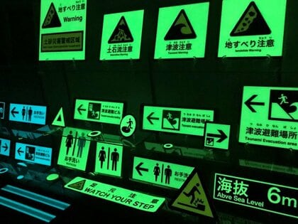 目指すは「途切れない避難誘導」…東日本大震災がきっかけで生まれた“光る標識”