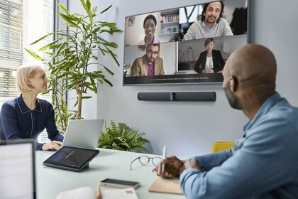 【Jabra×ロンドン・スクール・オブ・エコノミクス共同研究】参加者から「見られている」ことを「認識するかどうか」が大きな影響、集中力とエンゲージメントに2倍もの差があることを科学的に実証
