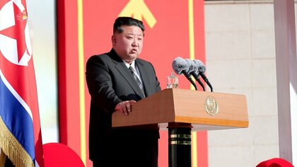 金正恩総書記が最新兵器展示会を視察　「火星11型」など並ぶ…「核抑止力などを現代化、高度化してきた結実が集結」