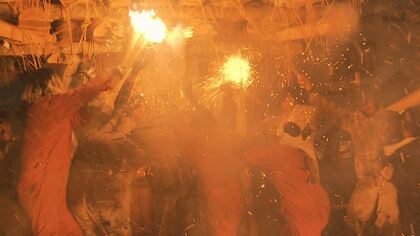 「ファンタスティック」勇壮な火の攻防に外国人観光客が興奮　長野・野沢温泉村で「道祖神祭り」日本三大火祭りの一つ