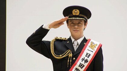 ウエンツ瑛士さん神田署で一日署長　「自転車で車道走っていて歩道の信号も見とかないといけない」　交通ルール順守呼びかけ