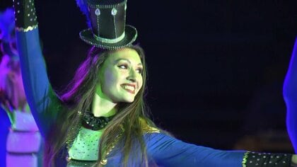 幼い息子と共に全国を巡るウクライナ出身ダンサー 母国の家族の安否を思う日々「演技中だけは戦争を忘れられる」【長崎発】