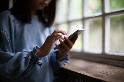 スマホで検索してより市販薬に行きついてしまう子も…(画像はイメージ)