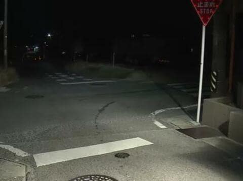 一時停止を無視して飛び出したか…自転車の18歳高校生がトラックにはねられ意識不明の重体 ヘルメット着用なし