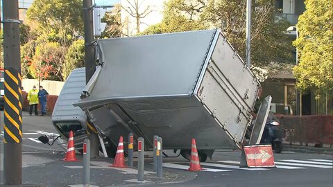 【速報】あわや通学児童に被害が　小学校脇でトラック横転　支柱に衝突　横浜市戸塚区