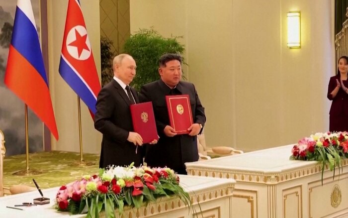 包括的戦略パートナーシップ条約に署名したプーチン大統領と金正恩総書記