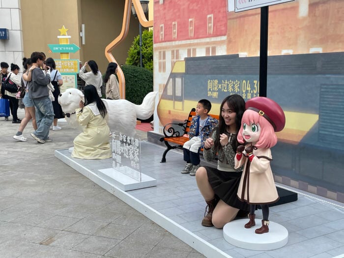 記念撮影するファンも多く見られた