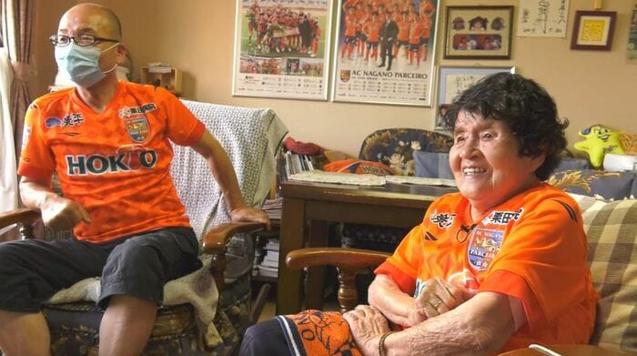 三男・光彦さんと一緒に自宅でテレビ観戦