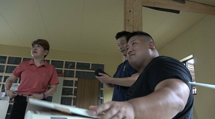両親とともに事務の設計に立ち会う村上選手(9月)