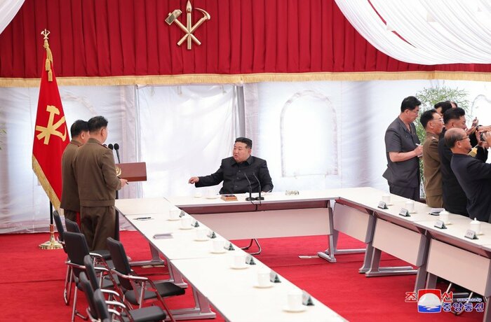金総書記をそっちのけでスマホ撮影する幹部ら(7月15日新浦市・朝鮮中央通信)