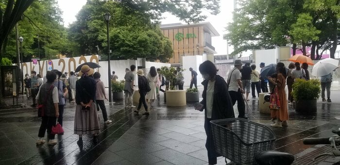 9日 公道の聖火リレー中止を知らない人たちが馬事公苑に集まっていた