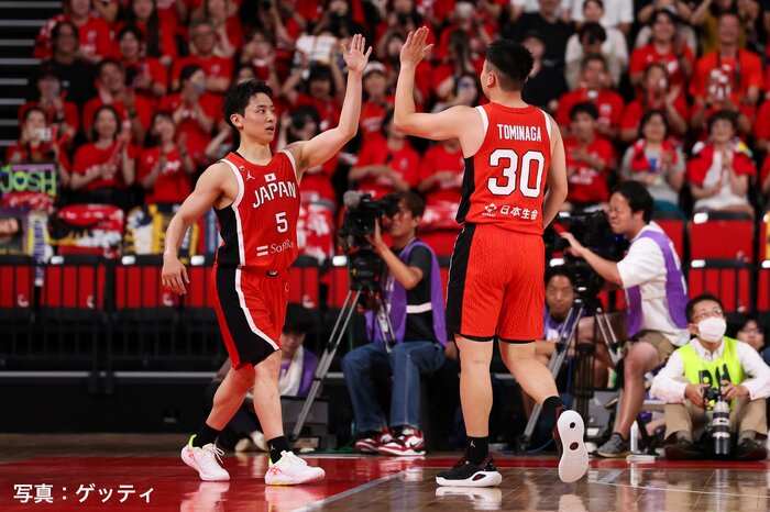 コート上でハイタッチする河村勇輝(左)と富永啓生(右)(7日、東京・有明アリーナ) 富永はNBAインディアナ・ペイサーズと契約合意している