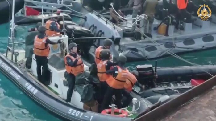 中国海警局がフィリピン船のゴムボートに刃物で穴をあける瞬間(南シナ海 17日)