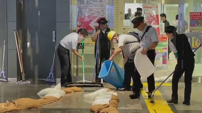 JR新宿駅では駅員が雨漏りの対応に追われる