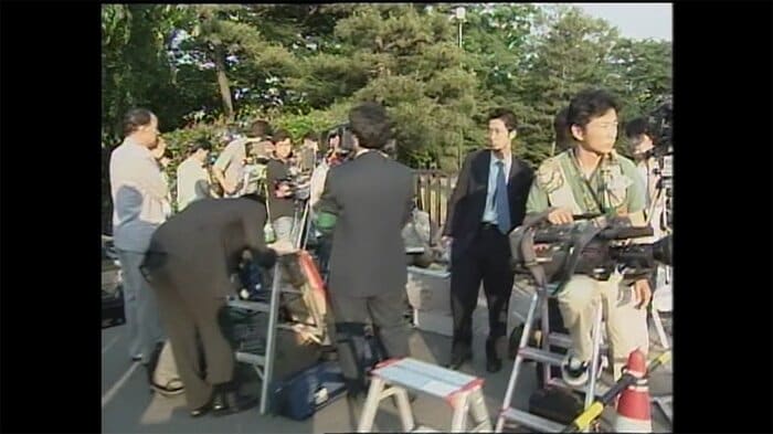 乾門周辺には報道陣が集い、騒然としていた