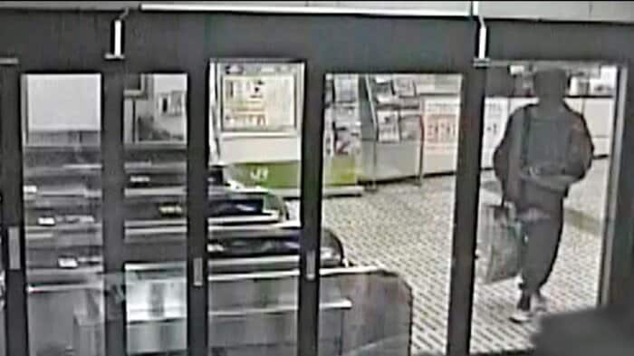 改札を抜けた不審な男の後ろ姿