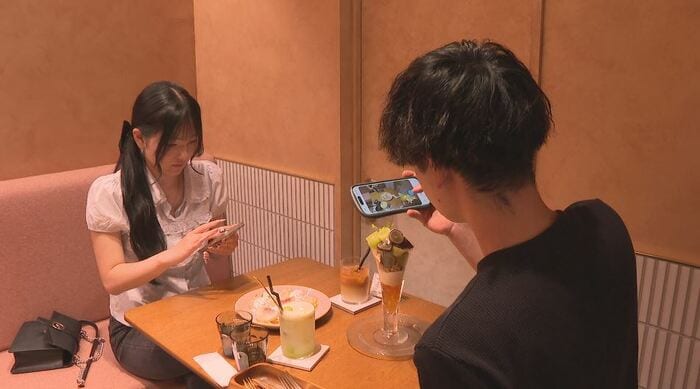 写真を撮る客