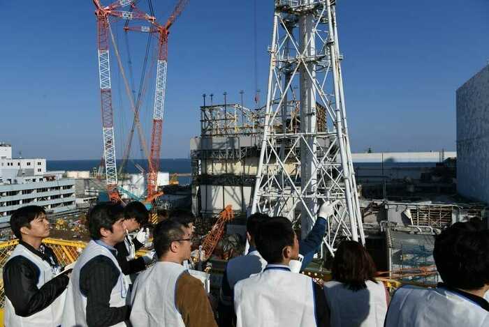 1号機のがれき撤去作業がよく見える(一番左が筆者)