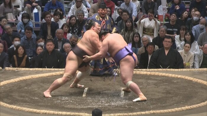 朝乃山と欧勝海の取組（11日）　日本相撲協会提供