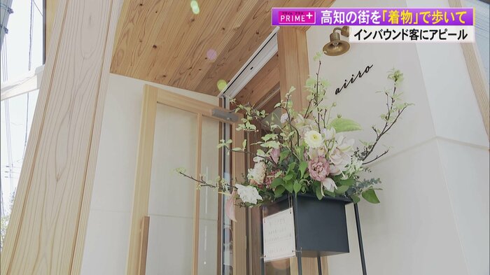 ドアや柱に木が使われていて落ち着いた雰囲気