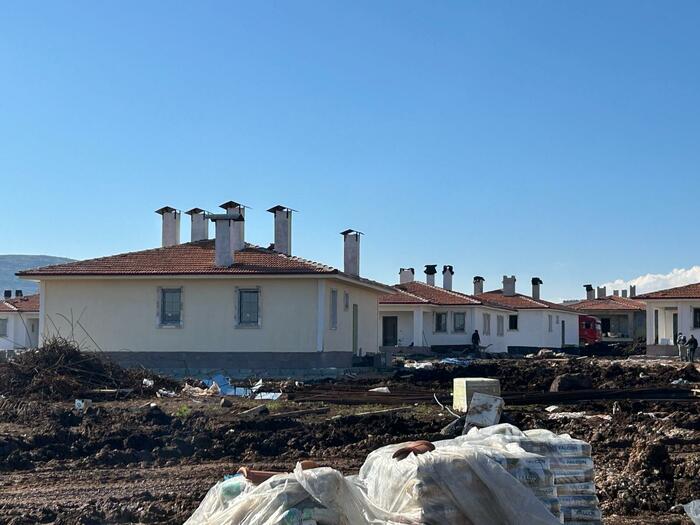 コンテナハウスの近くで建設中の公営住宅