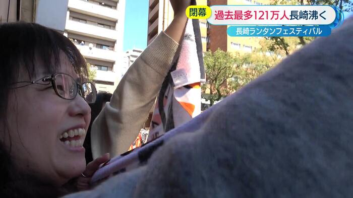 沿道から福山さんに歓声を送るファン