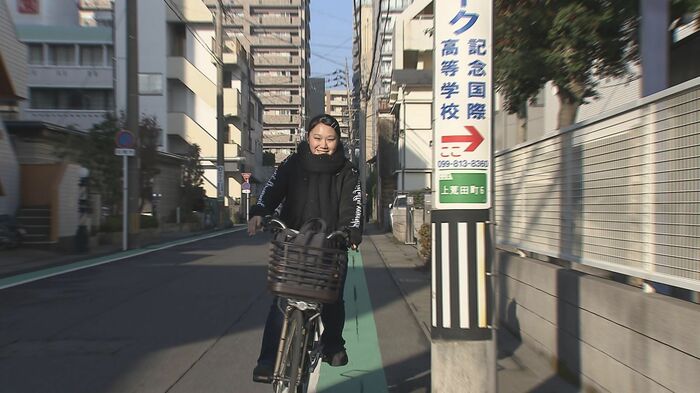 自転車で登校するKOKOMUさん
